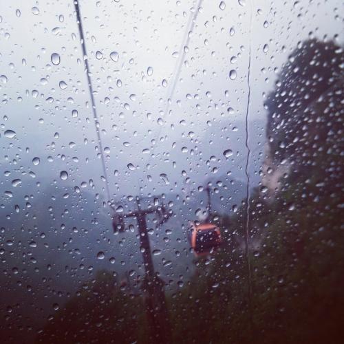 下雨天開(kāi)心的句子