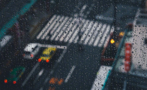 下雨天的搞笑心情說說  一直下雨的經典幽默說說短語