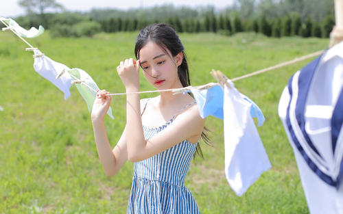 用開心地笑面對生活的句子